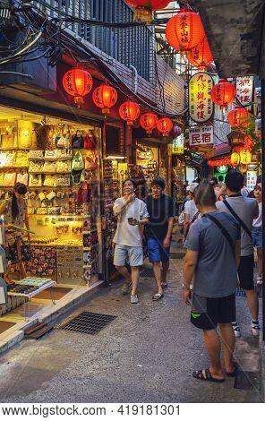 New Taipei City, Taiwan - August 7, 2018 : Crowd Of Tourists Enjoy Shopping And Eating Street Food A