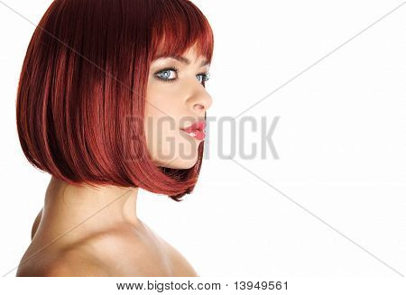 Portrait de gros plan de beauttiful femme aux cheveux rouges