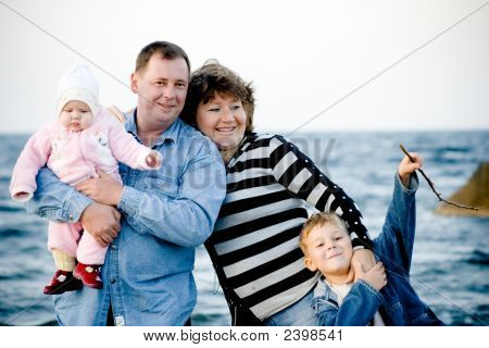 Gelukkige familie op het strand