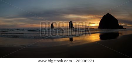 Tramonto sopra Haystack Rock su Cannon Beach