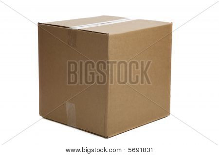 Caja de cartón cerrada en blanco