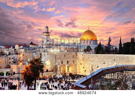 Skyline van de oude stad op hij Klaagmuur en de Tempelberg in Jeruzalem, Israël.