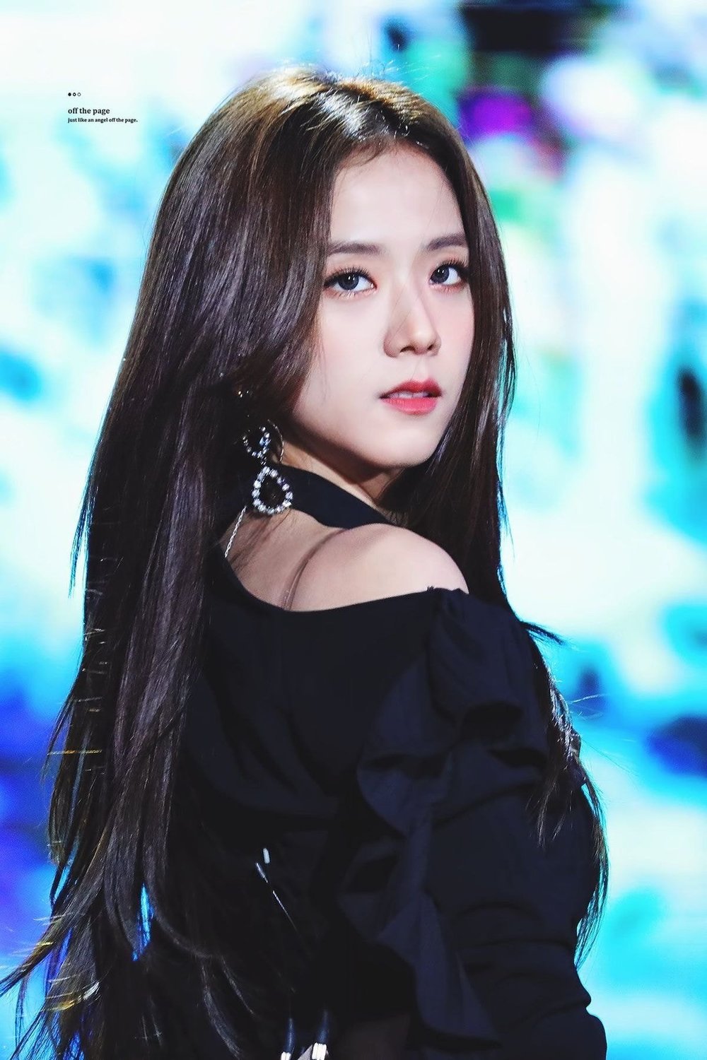 Jisoo là một idol nữ có sức hút không thể chối từ với nụ cười ngọt ngào và nhan sắc đỉnh cao. Đón xem bức ảnh này để tận mắt ngắm nhìn vẻ đẹp tuyệt vời của Jisoo, cùng với phong cách thời trang đẳng cấp và quyến rũ.