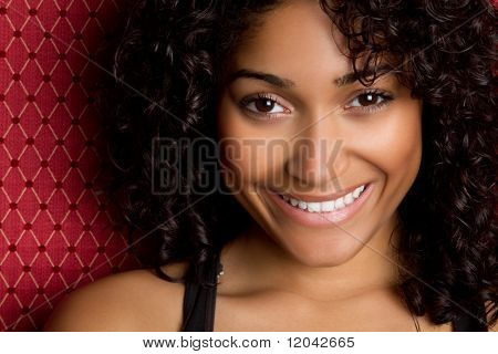 Lachende African American vrouw