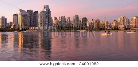 Skyline di Vancouver Bc lungo False Creek At Dusk