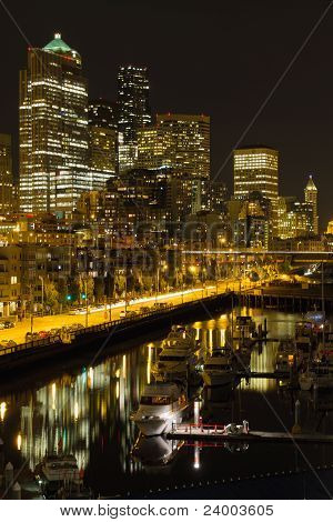 Seattle Downtown Waterfront Skyline di notte