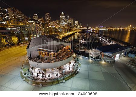 Skyline della città di Seattle e Marina di notte