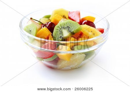 Insalata di frutta fresca su sfondo bianco