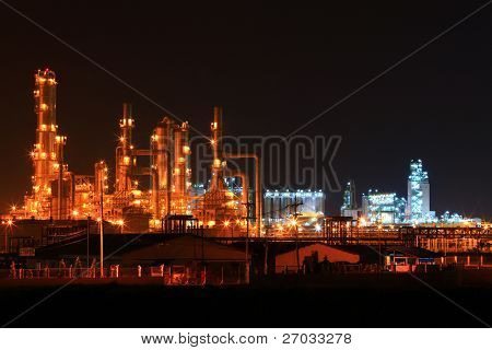 Landschaft der petrochemischen Öl-Raffinerie Anlage in der Nacht