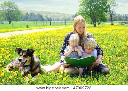 Madre lettura libro per bambini all'esterno