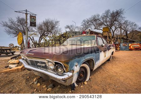 Hackberry, Arizona, Usa - January 2, 2018 : Old Sheriffs Car Wreck With A Siren Left Abandoned Near 