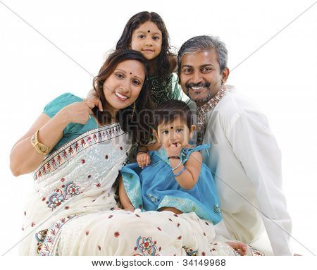 Familia India feliz con dos niños en traje típico sentado sobre fondo blanco