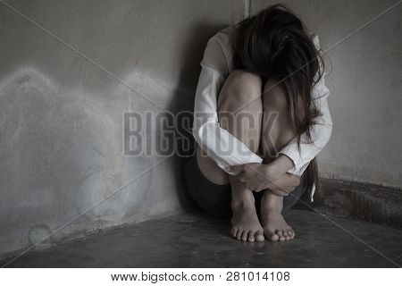 Women Sitting On The Floor Crying With Depression, Depressed Woman Sitting On Ground, Family Problem