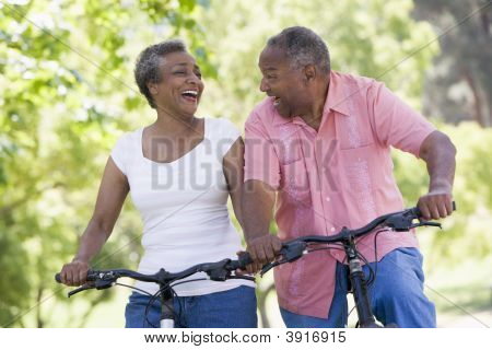 Casal sênior em bicicletas