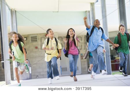 Animado de seis estudantes fugindo de porta de entrada da escola