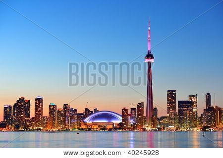 TORONTO, Canadá - 3 de julio: Skyline de Toronto con arquitecturas en 03 de julio de 2012 en Toronto, Canadá. Tor