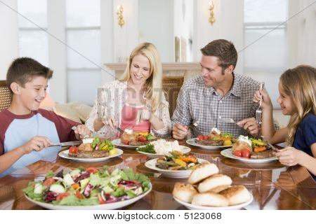 Familia disfrutando la comida, las comidas juntos