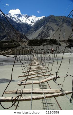 Řeka Hunza přes most