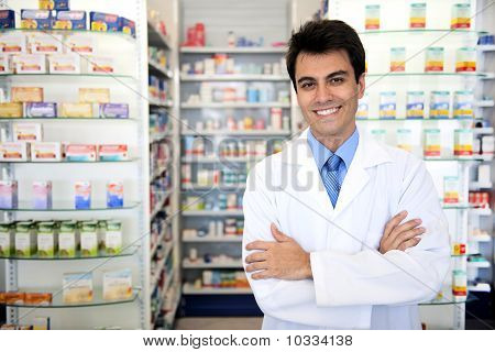 Portret van een mannelijke apotheker bij apotheek