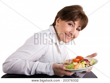 mujer comiendo ensalada saludable