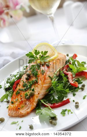 Salmone alla griglia con un insalata di rucola, capperi, prezzemolo e limone.