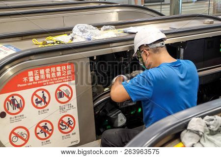 Taipei, Taiwan Juiy 20,2018:taiwan Professional Mechanical Repair And Maintenance Change Part Of Esc