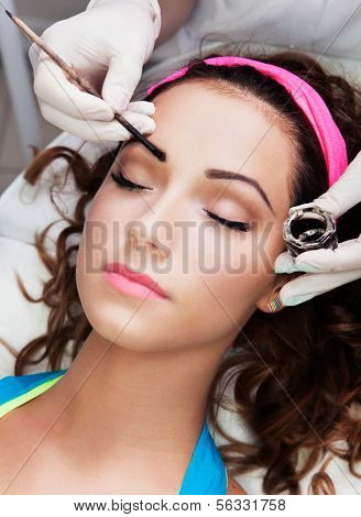 Eyebrows tinting treatment with natural henna dye