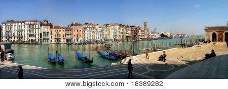 Vista panoramica sul famoso Canal Grande dalla basilica di Santa Maria della Salute a Venezia.