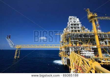 Oil and gas platform in offshore industry, Production process in petroleum industry, Construction pl