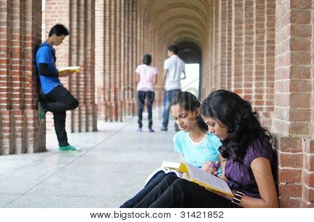 Universitarios de preparación para el examen.