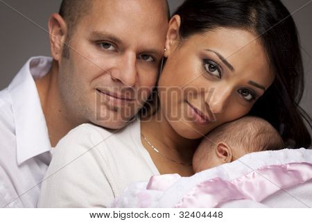 Familia de raza mixta atractivo joven feliz con recién nacido.