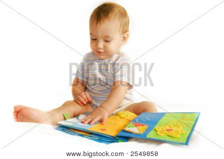 Baby Boy lezen van een boek Over White