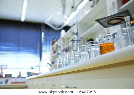 laboratorio di chimica (shallow DOF; focus su bicchieri in primo piano)