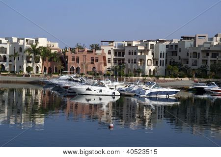 Barcos en la bahía de Tala. Aqaba, Jordania.