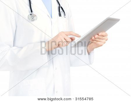 Doctor tocando en el Ipad de Apple