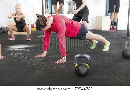 Workout group trains different exercises