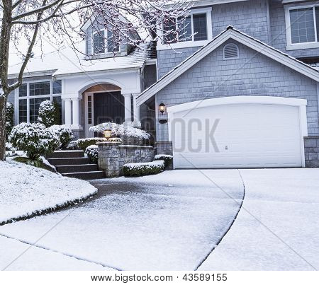 Neige sur l'allée menant à la maison