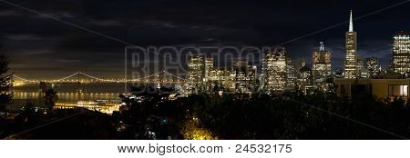 Skyline di San Francisco e Oakland Bay Bridge all'ora blu