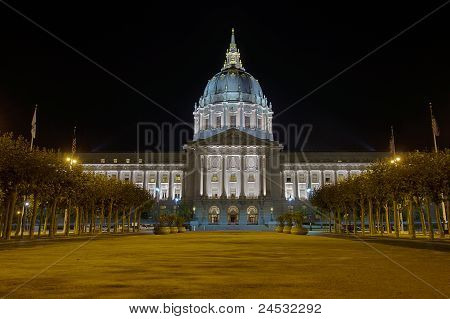 San Francisco City Hall di notte