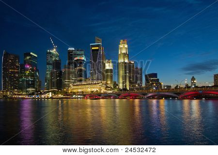 Singapore River Waterfront Skyline all'ora blu