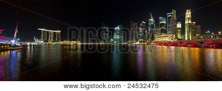 Skyline di Singapore presso Panorama di notte