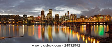 Skyline di Downtown Portland al tramonto