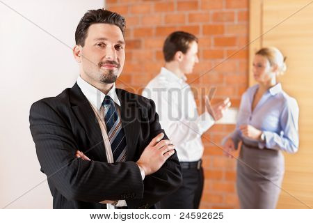 Realtor in an empty apartment with some clients looking for real estate