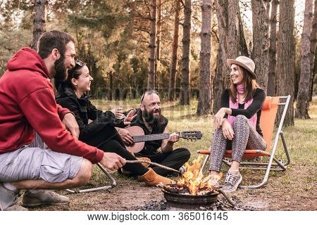 People Singing Outdoors. Happy People Lifestyle. Happy Friends Singing Outdoor. Travel Lifestyle.hap