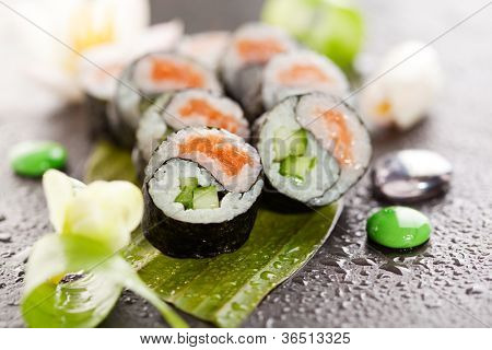 Yin Yang Maki Sushi - taze somon ve salatalık içinde rulo yaptı. Nori dışında