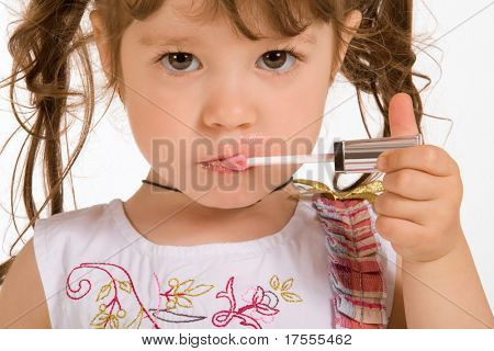 Adorabile bambina applicando trucco con rossetto