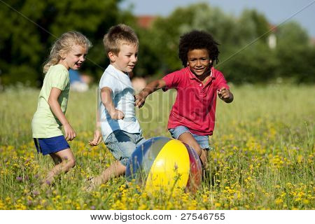 Multi-etnische kinderen spelen bal