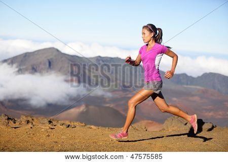 Atleta de corrida feminina. Corredor de trilha de mulher correndo para objetivos de sucesso e estilo de vida saudável na amaz