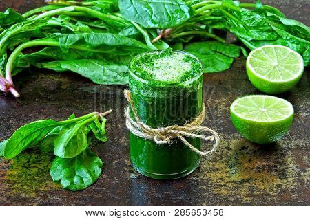 Spinach Smoothie With Lime Juice. Detox Drink With Spinach And Lime. Spinach Drink For A Good Figure