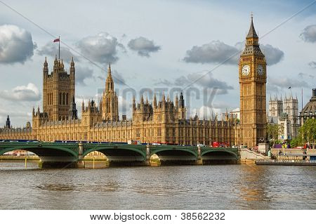 Big Ben, domy Parlamentu i Westminster Bridge w Londynie